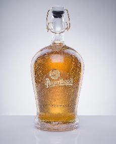 Tet ronk aukce designovch lahv Pilsner Urquell vynesl Centru Paraple vce ne 700 000 korun