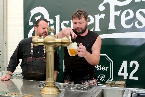 02947-Pilsner_Fest_skola_cepovani_s_mistrem_vycepnim.jpg