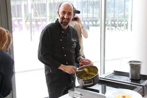 Italský šéfkuchař Riccardo Lucque připravuje risoto