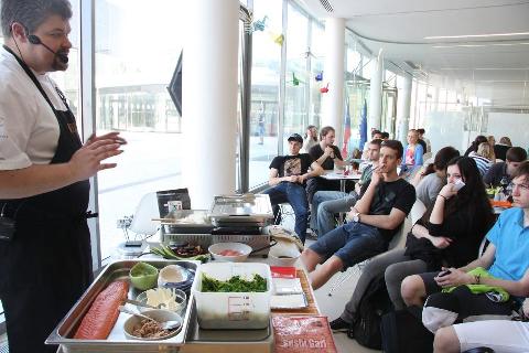 Šéfkuchař Marek Svoboda vysvětluje na co si dávat pozor při přípravě sushi