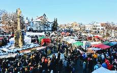 Ve vtin mst a obc se rozsvcej vnon stromy a zanaj adventn jarmarky