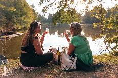 Na Vinnou stezku krásným Průhonickým parkem se vydaly stovky lidí. Užily si pohodový den plný skvělých vín