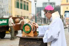 Tradin velikonon dar pro papee: poehnan vrka Pilsner Urquell zamila do Vatiknu