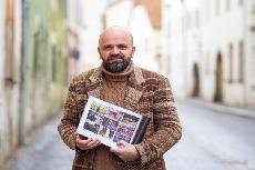 Ulici Hradní zdobí výstava fotografií Vinobraní očima Zdeňka Dvořáka