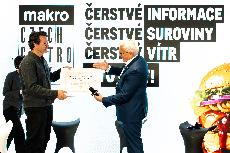 Luk� Hejl�k p�evzal ocen�n� za dlouhodob� p��nos region�ln� gastronomii na Makro Czech Gastro Fest