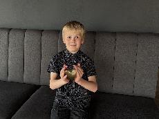 Vid�l mu�e se zbran� p�ed �kolou. V��mavost p�inesla osmilet�mu Jind�ichovi ocen�n� 